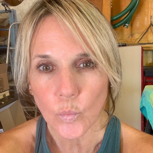 Meet your Posher, Jennifer - Picture 2 of 2